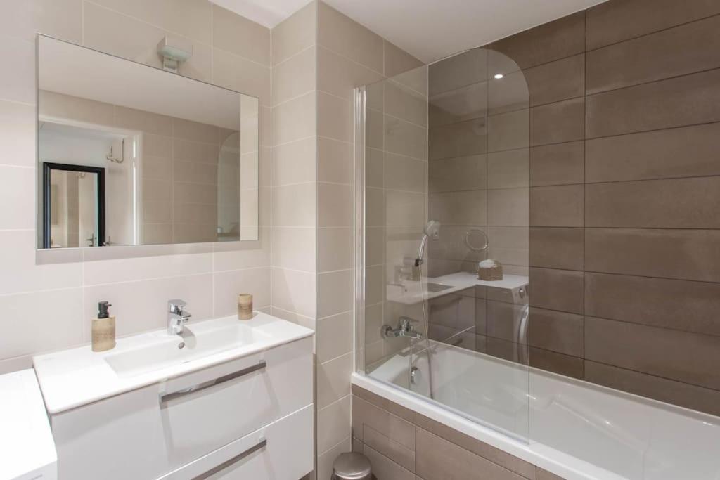 Appartement A7- 2 Bdr Sea & Mountain View - Ac, Parking, Pool & Terrace à Antibes Extérieur photo